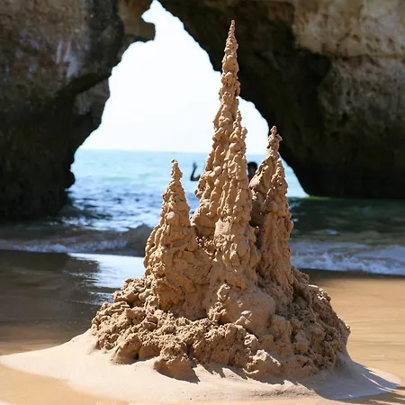 Seaside Oasis: 2-bedroom With Pool And Wi-fi