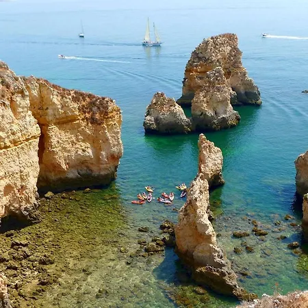 Seaside Oasis: 2-bedroom With Pool And Wi-fi Apartment *