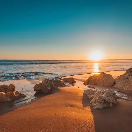 Seaside Oasis: 2-bedroom With Pool And Wi-fi Apartment *