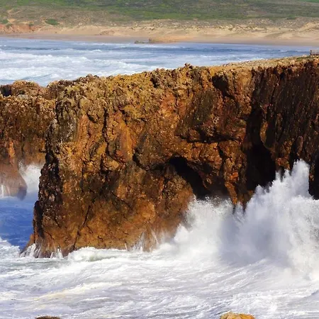 Seaside Oasis: 2-bedroom With Pool And Wi-fi